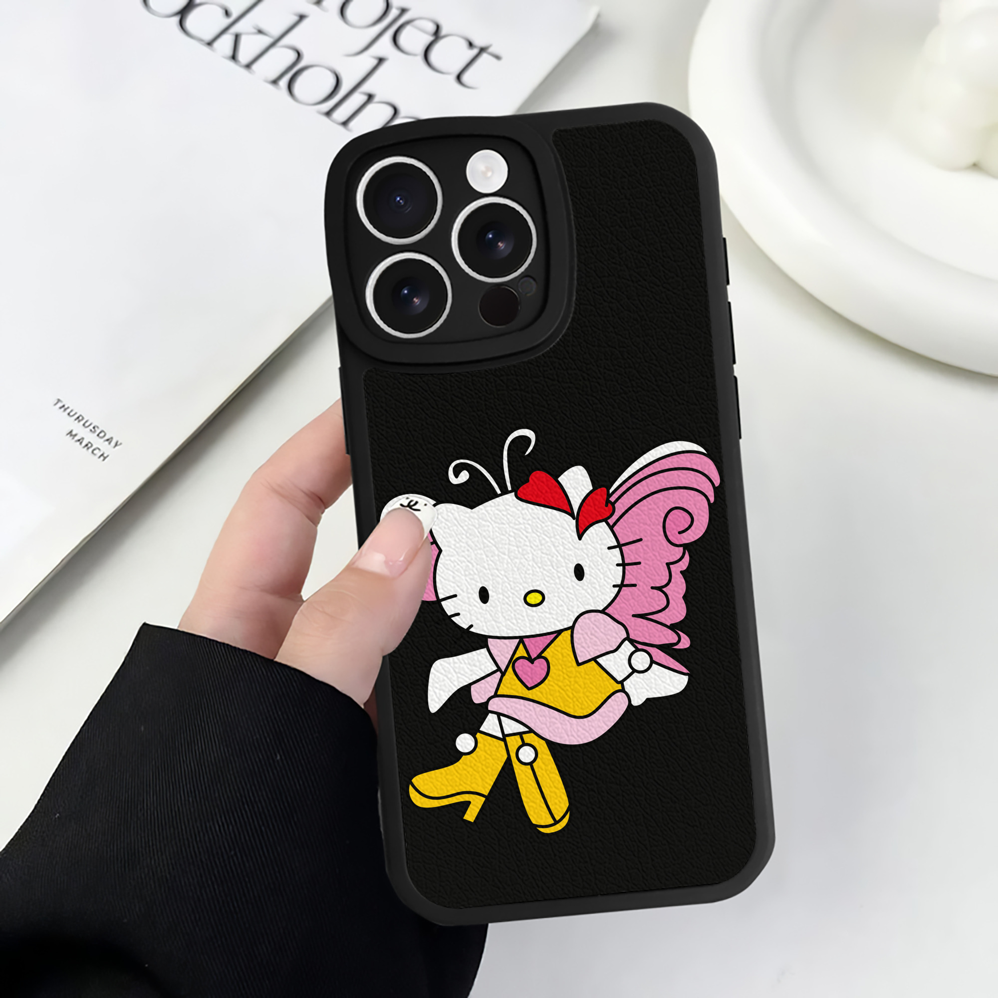 （画像用） Hello Kitty ハローキティ 【iPhone 16シリーズ対応】シリコンスマホケース（レザー調） 材質：シリコン